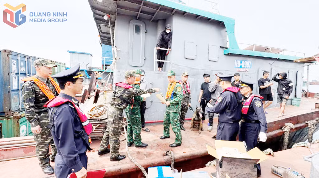 Cán bộ Hai quan cửa khẩu cảng Vạn Gia kiểm soát phương tiện xuất nhập khẩu hàng hóa qua cảng.