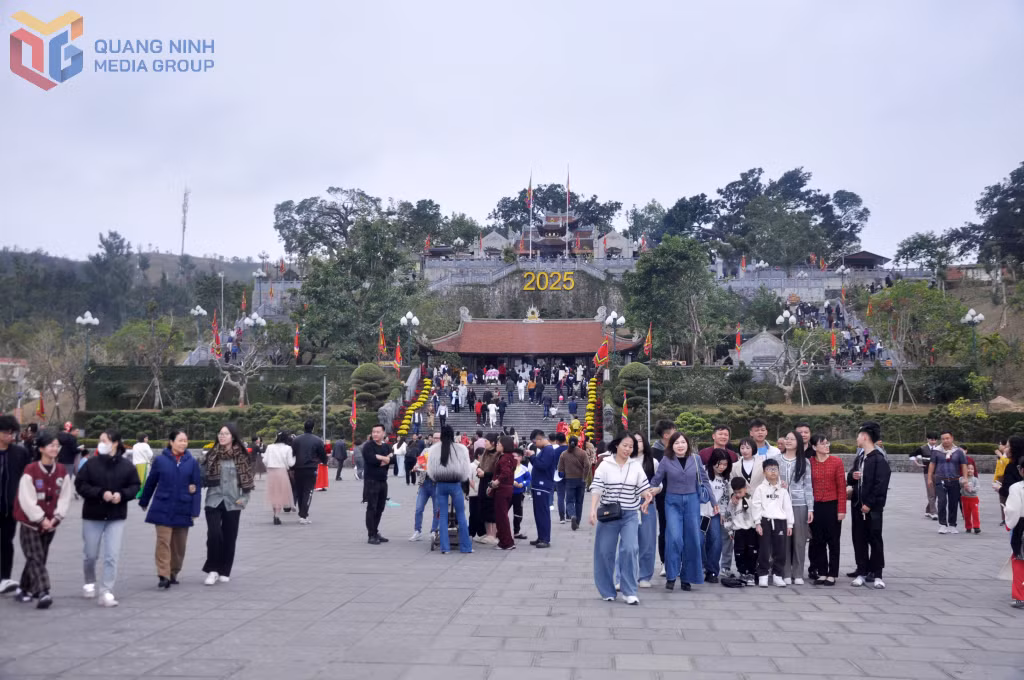 Du khách tham quan đền Cửa Ông trong mùa hội xuân 2025.