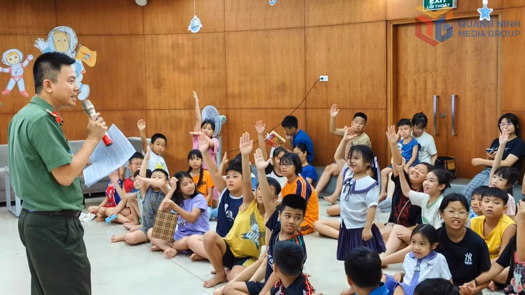 Phòng An ninh mạng và phòng, chống tội phạm sử dụng công nghệ cao (Công an tỉnh) phối hợp với Thư viện tỉnh (Sở VH,TT&amp;DL) tổ chức buổi sinh hoạt chuyên đề hè dành cho bạn đọc thiếu nhi, ngày 19/7/2025.