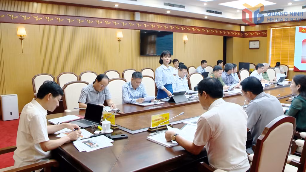 Các đại biểu phát biểu ý kiến tại cuộc họp.
