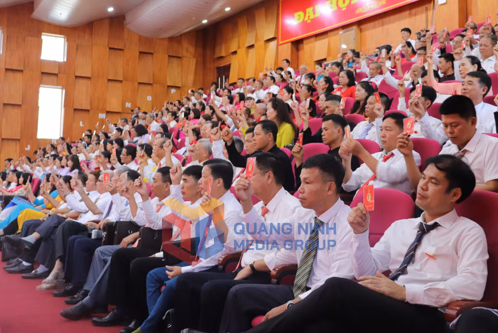 Các đại biểu biểu quyết thông qua Nghị quyết Đại hội (7-2025). Ảnh: Cao Quỳnh