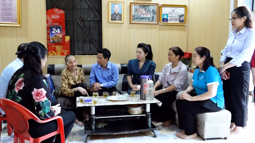 Đồng chí Đỗ Mạnh Hùng, Bí thư Đảng uỷ phường Quang Hanh, đến thăm và tặng quà bà Thiều Thị Thanh - mẹ liệt sĩ, cư trú tại khu Sơn Thạch.