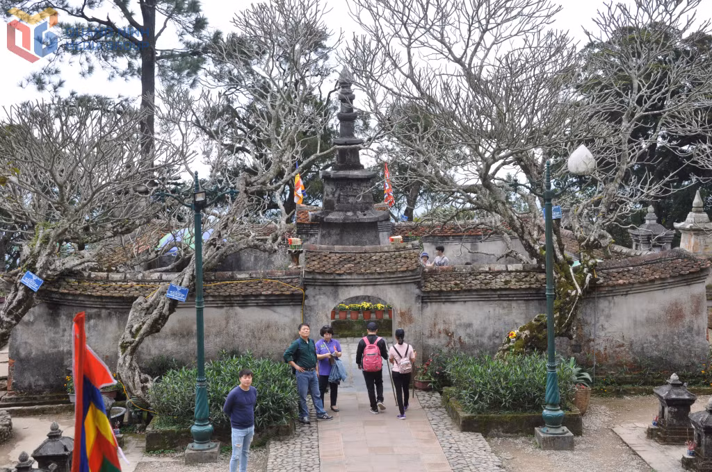 Vườn tháp Tổ Huệ Quang nằm trong Quần thể di sản Yên Tử - Vĩnh Nghiêm - Côn Sơn, Kiếp Bạc, được UNESCO ghi danh là Di sản văn hoá thế giới.