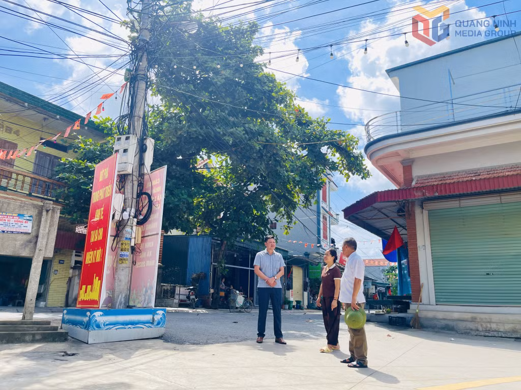 Nhiều dây cáp trên một cột điện gây quá tải, tiềm ẩn nguy cơ cháy nổ và mất mỹ quan đô thị.