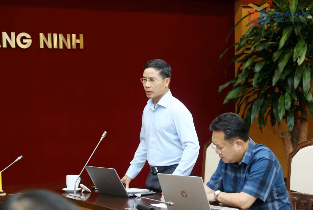 Đồng chí Phạm Đức Ấn, Phó Bí thư Tỉnh ủy, Chủ tịch UBND tỉnh, phát biểu tại cuộc họp.