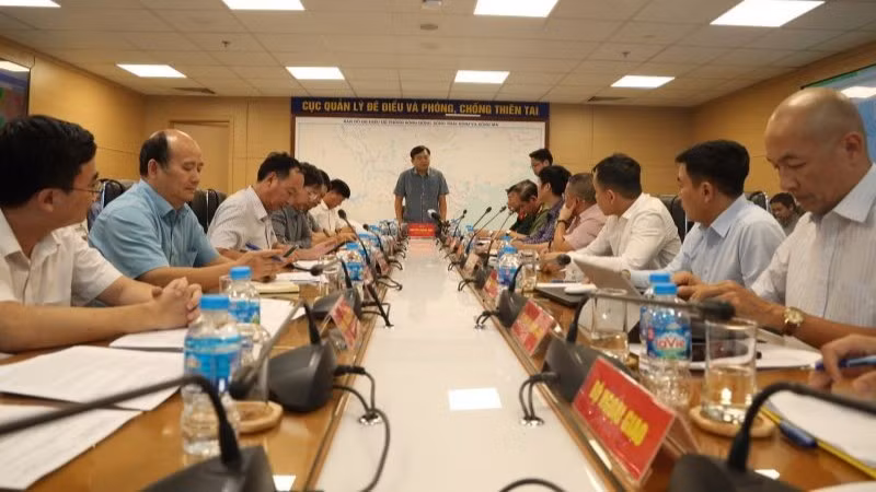 Thứ trưởng Nguyễn Hoàng Hiệp chỉ đạo tại cuộc họp khẩn về công tác ứng phó với bão Wipha.