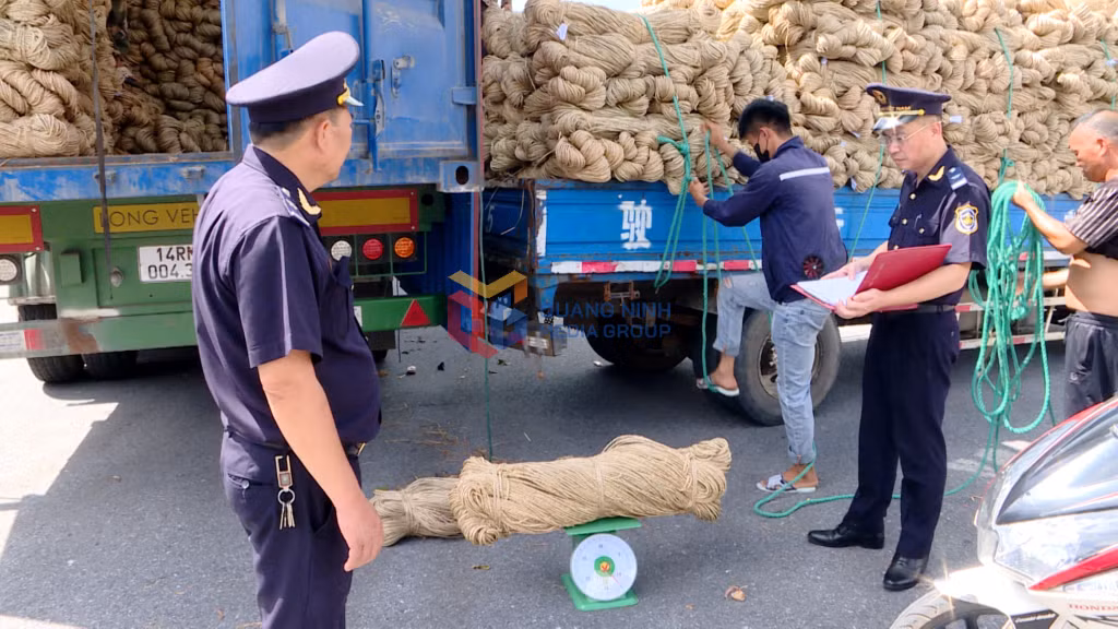Hải quan Cửa khẩu Bắc Phong Sinh, xã Quảng Đức tiến hành khâu giám sát hàng hóa xuất khẩu.