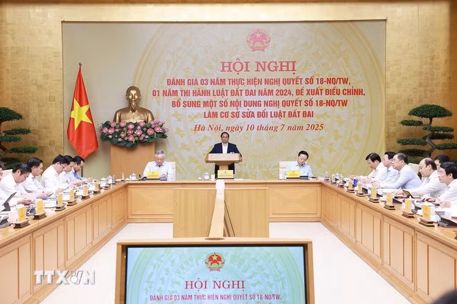 Thủ tướng Phạm Minh Chính chủ trì Hội nghị đánh giá 03 năm thực hiện Nghị quyết số 18-NQ/TW và 01 năm thi hành Luật Đất đai năm 2024. (Ảnh: Dương Giang/TTXVN)