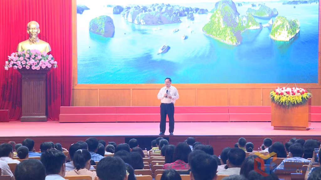 Sở Nông nghiệp và Môi trường phối hợp với Sở Tài chính tổ chức hội nghị tập huấn ứng dụng trí tuệ nhân tạo AI trong hỗ trợ công tác chỉ đạo, điều hành, thực hiện nhiệm vụ của CBCCVC. Ảnh: Hải Hà