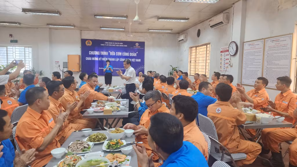 Hơn 300 đoàn viên, người lao động tại Nhiệt điện Quảng Ninh tham dự Chương trình “Bữa cơm Công đoàn”.