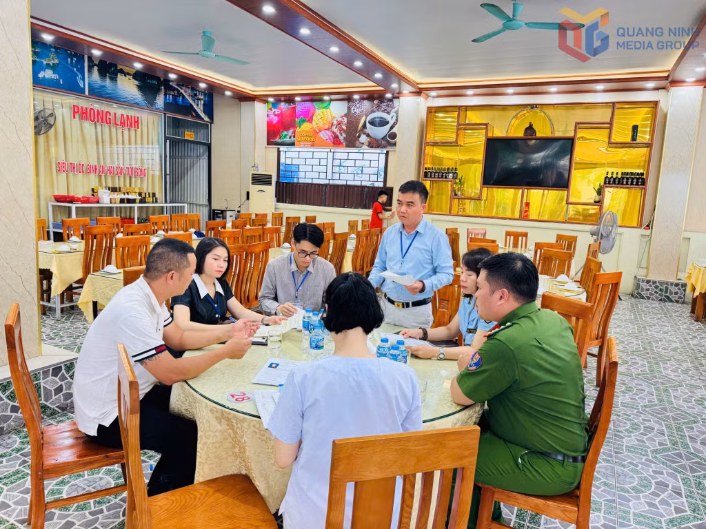 Đoàn liên ngành của phường kiểm tra một cơ sở kinh doanh dịch vụ ăn uống.