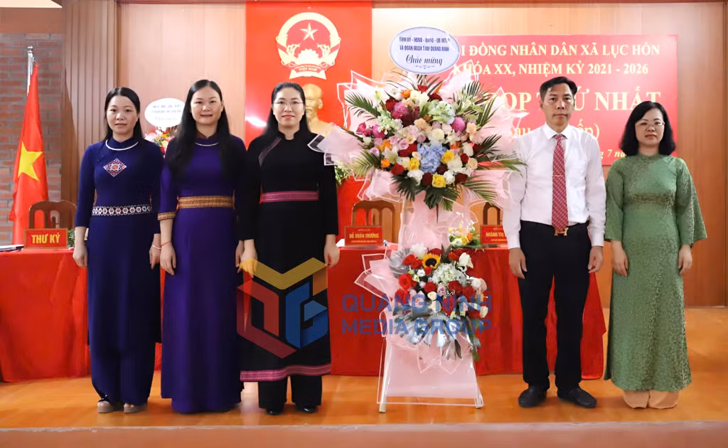 Đồng chí Nguyễn Thị Tuyết Hạnh, Phó Chủ tịch Ủy ban MTTQ tỉnh, Chủ tịch Hội Nông dân tỉnh, tặng hoa chúc mừng kỳ họp (7-2025). Ảnh: PV