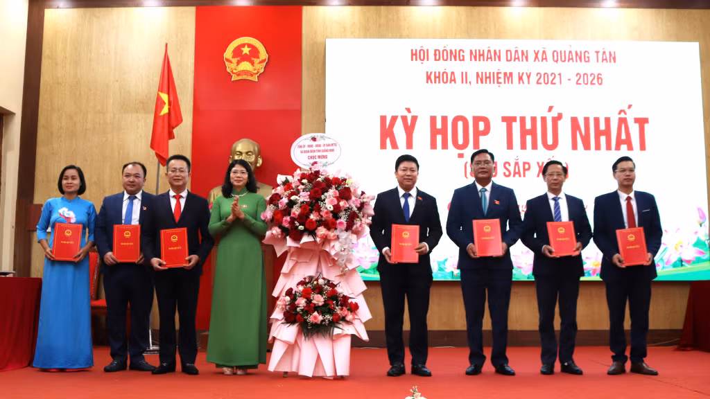 Đồng chí Đỗ Thị Ninh Hường, Tỉnh ủy viên, Trưởng Ban Kinh tế - Ngân sách HĐND tỉnh trao các Nghị quyết chỉ định các chức danh của HĐND, UBND xã Quảng Tân.