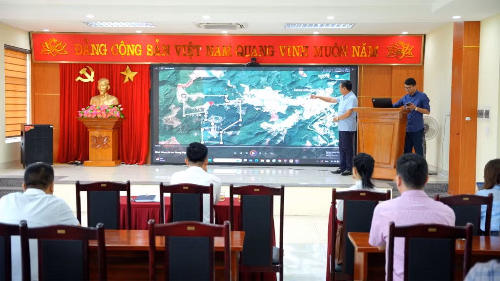 Đại diện Hội đồng Doanh nghiệp nông nghiệp Việt Nam trình bày về Dự án Khu trồng trọt hữu cơ, sản xuất chế biến kết hợp du lịch canh nông tại thôn Đồng Cháy.