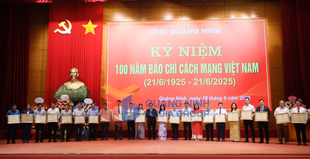Đồng chí Vũ Quyết Tiến, Phó Bí thư Tỉnh ủy trao Bằng khen của UBND tỉnh cho các tập thể có thành tích xuất sắc (7-2025). Ảnh: Minh Hà