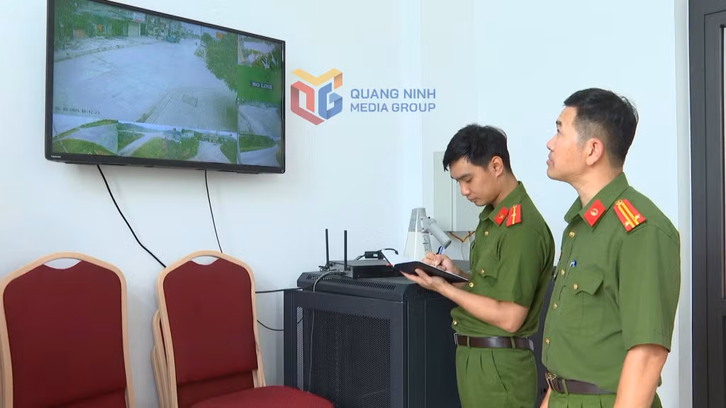 Công an phường Bình Khê nắm bắt tình hình ANTT, ATGT thông qua hệ thống camera được lắp đặt trên địa bàn.