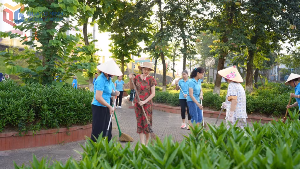 Người dân tham gia hưởng ứng dọn dẹp vệ sinh môi trường ngay sau lễ ra quân.