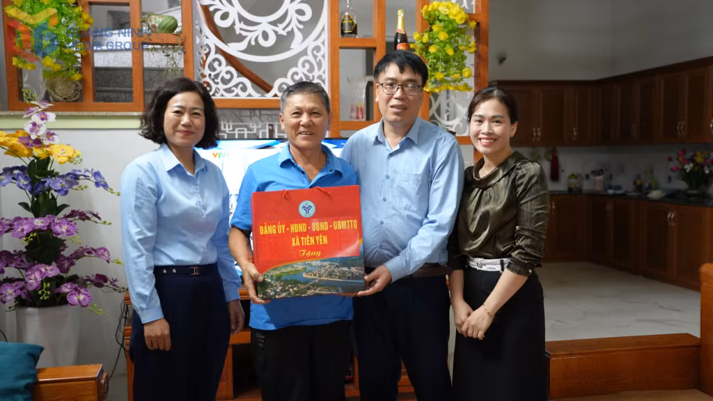 Đồng chí Đào Xuân Thắng, Phó Bí thư Thường trực Đảng ủy, Chủ tịch HĐND xã tặng quà gia đình ông Lê Sao Tài, thôn Xóm Nương, xã Tiên Yên