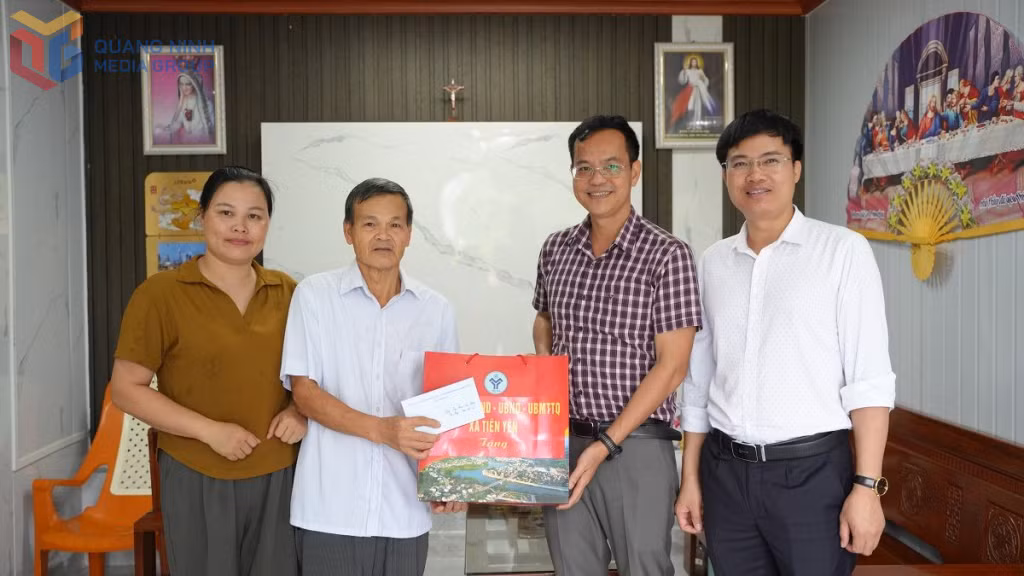 Lãnh đạo UBND xã Tiên Yên thăm, tặng quà ông Nguyễn Tiến Thuyên, phố Long Tiên, xã Tiên Yên