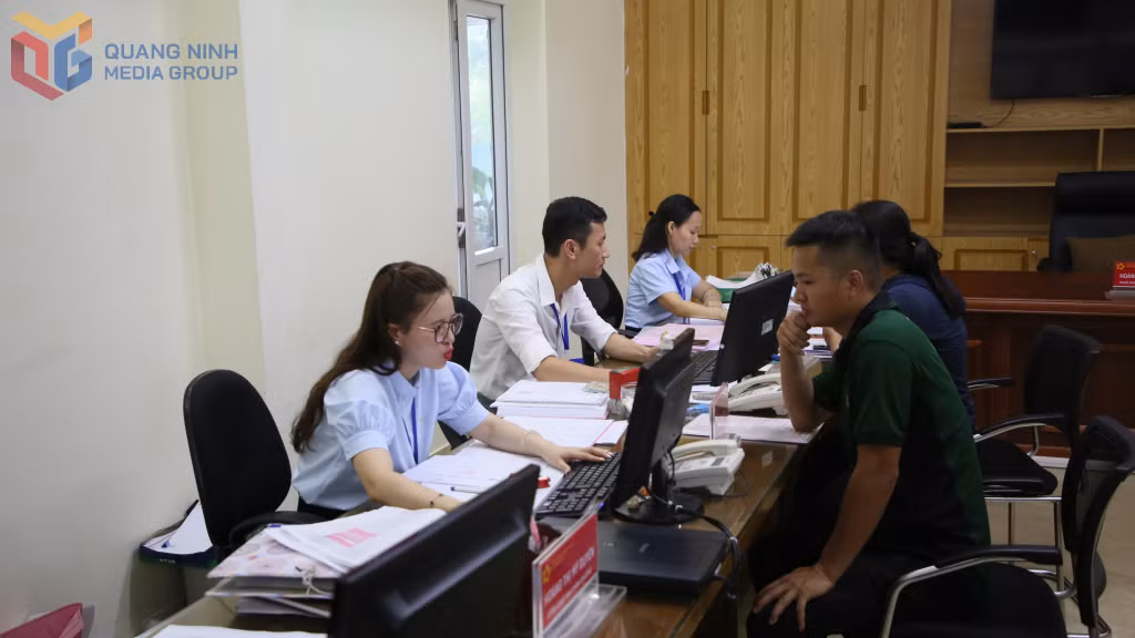 Cán bộ Trung tâm Phục vụ Hành chính công phường Quang Hanh giải quyết thủ tục hành chính phục vụ người dân, doanh nghiệp trên địa bàn.