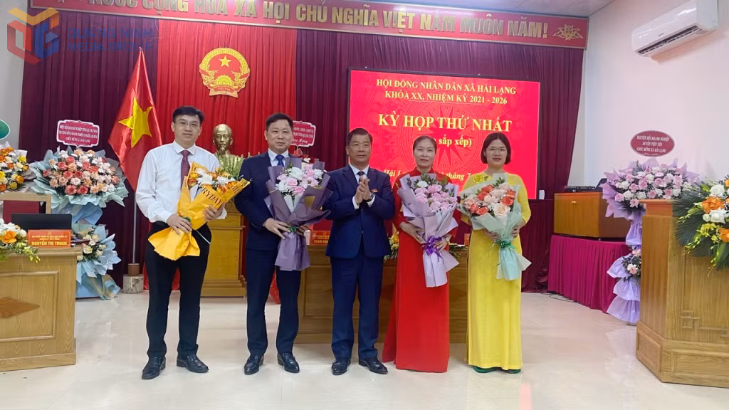 Đồng chí Hà Hải Dương, Phó Chủ nhiệm Thường trực Uỷ ban Kiểm tra Tỉnh ủy tặng hoa chúc mừng các đồng chí Chủ tịch, Phó Chủ tịch và trưởng các Ban HĐND xã Hải Lạng.