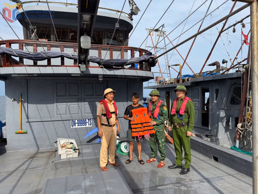 Cán bộ, chiến sĩ Đồn Biên phòng Trà Cổ phối hợp với Cảnh sát giao thông và công an phường Móng Cái 1 tuyên truyền và kêu gọi tàu thuyền vào khu vực tránh trú đảm bảo an toàn trước cơn bão số 3.