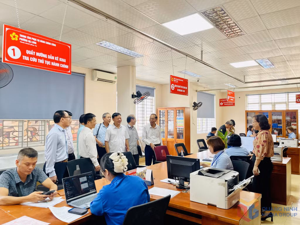 Các Hội do Đảng, Nhà nước giao nhiệm vụ trên địa bàn tỉnh, tìm hiểu thực tế công tác giải quyết thủ tục hành chính cho người dân tại Trung tâm Phục vụ hành chính công phường Hạ Long.