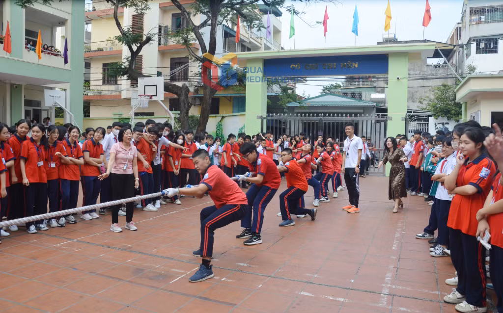 Học sinh Trường THCS Trọng Điểm (phường Hạ Long) kéo co ngoài sân trường.