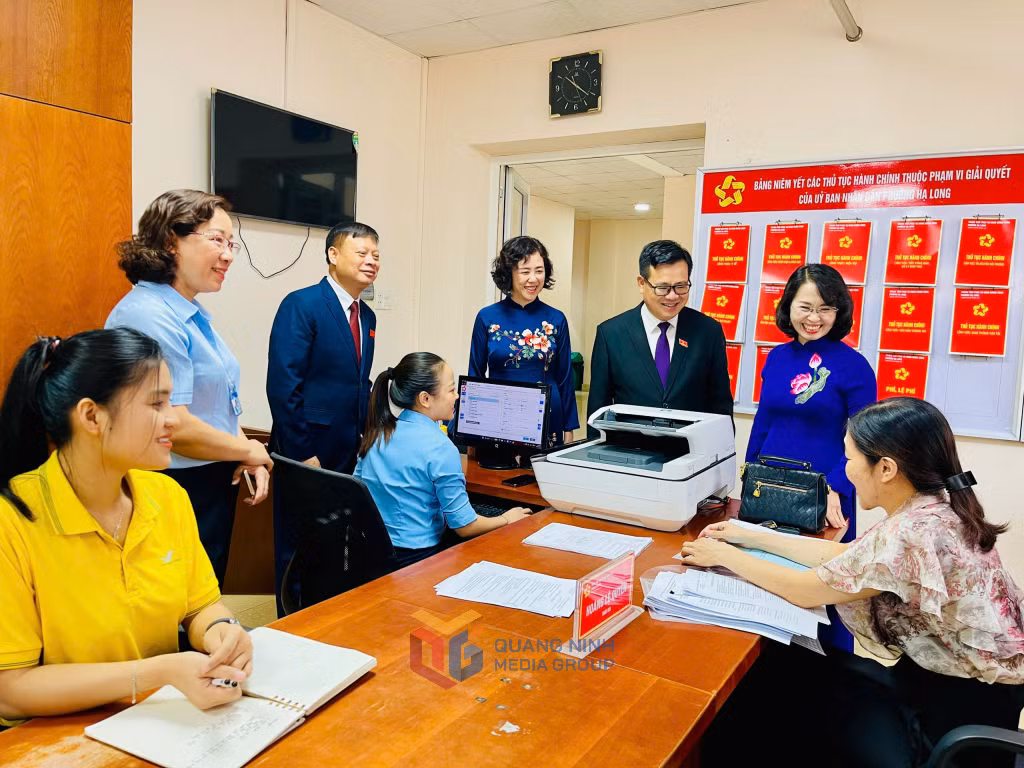 Đồng chí Trịnh Thị Minh Thanh, Phó Bí thư Thường trực Tỉnh ủy, Chủ tịch HĐND tỉnh kiểm tra hoạt động của Trung tâm Phục vụ hành chính công phường Hạ Long.