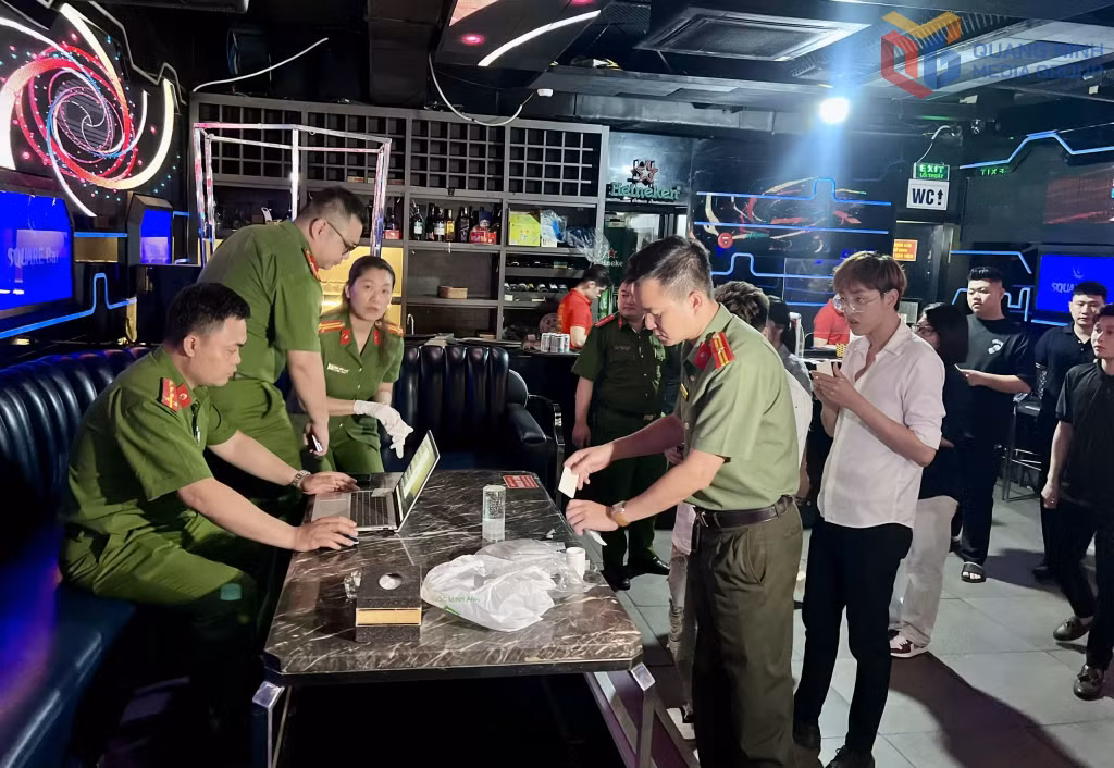 Cán bộ an ninh phường Bãi Cháy cùng tham gia xét nghiệm ma túy đối với nhân viên quán bar trên địa bàn.