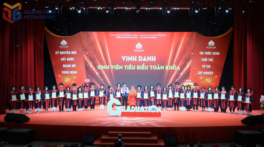 Các sinh viên tiêu biểu toàn khoá được vinh danh, khen thưởng tại buổi lễ.