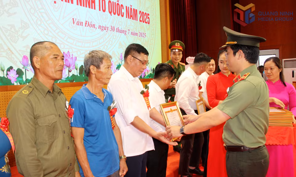 Thiếu tướng Trần Văn Phúc, Giám đốc Công an tỉnh, tặng giấy khen của Công an tỉnh cho cá nhân có thành tích xuất sắc trong phong trào bảo vệ an ninh Tổ quốc.