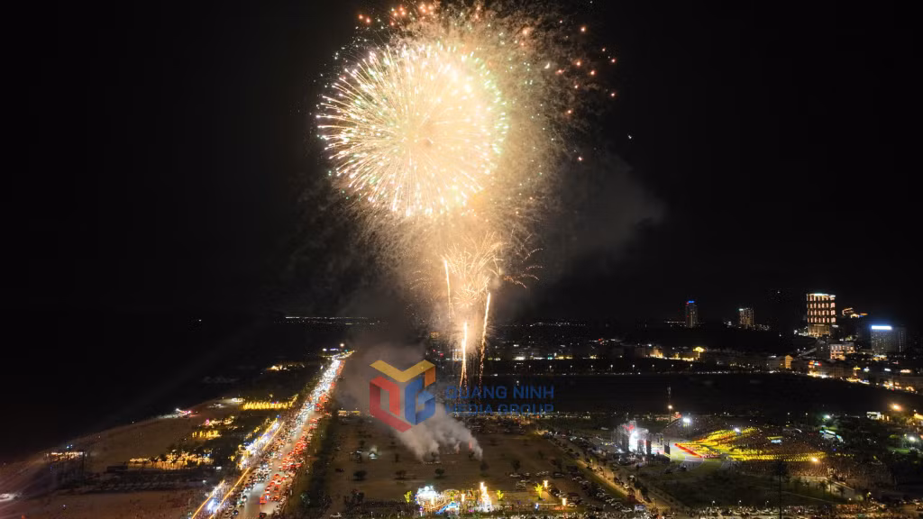 Quảng trường Sun Carnival, nơi tổ chức chương trình trình diễn pháo hoa hàng tuần.