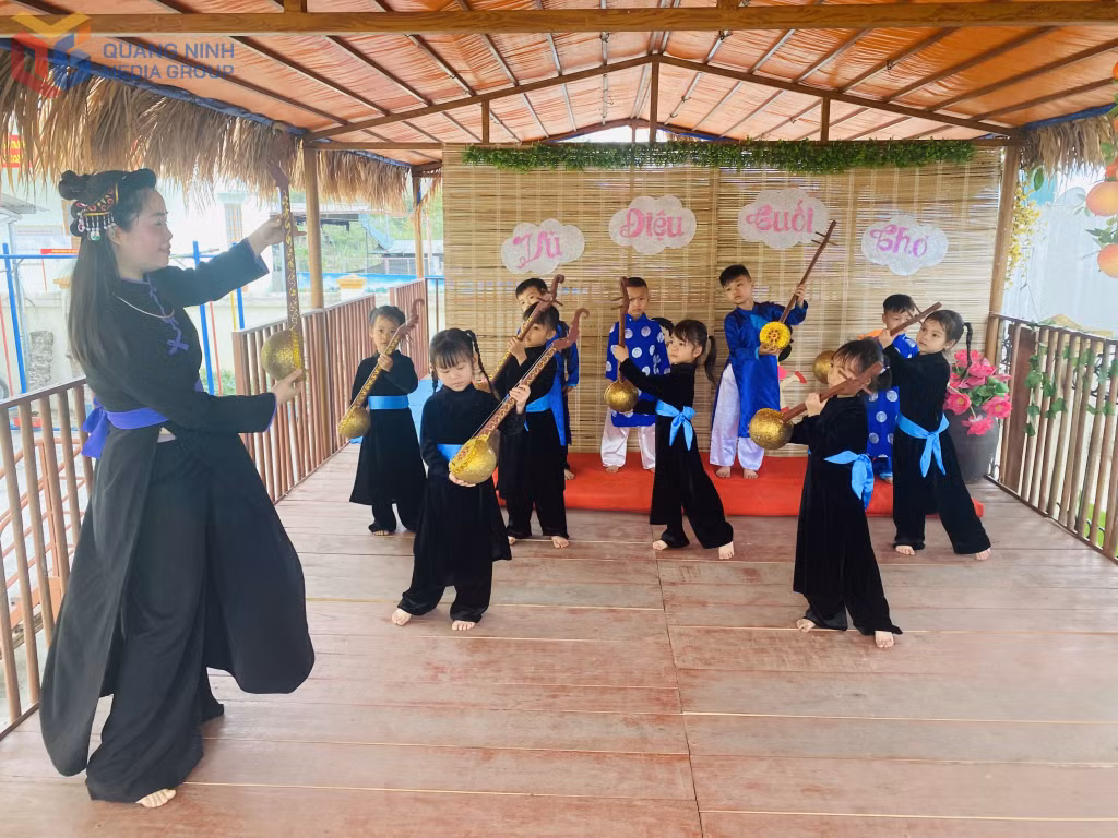 Cô giáo Trường Mầm non Phong Dụ (xã Tiên Yên) dạy học sinh hát then và đánh đàn tính.