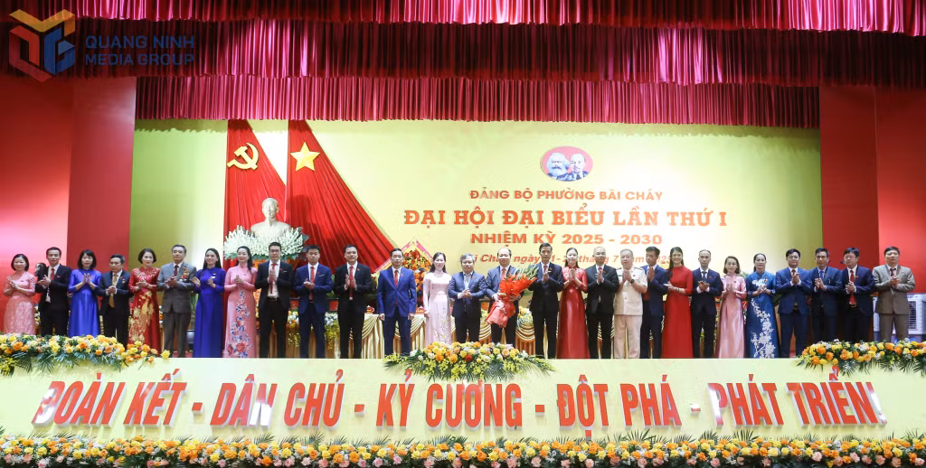 Đồng chí Vũ Đại Thắng, Uỷ viên Trung ương Đảng, Bí thư Tỉnh uỷ, Trưởng Đoàn ĐBQH tỉnh tặng hoa chúc mừng Ban Chấp hành Đảng bộ phường Bãi Cháy nhiệm kỳ 2025-2030.