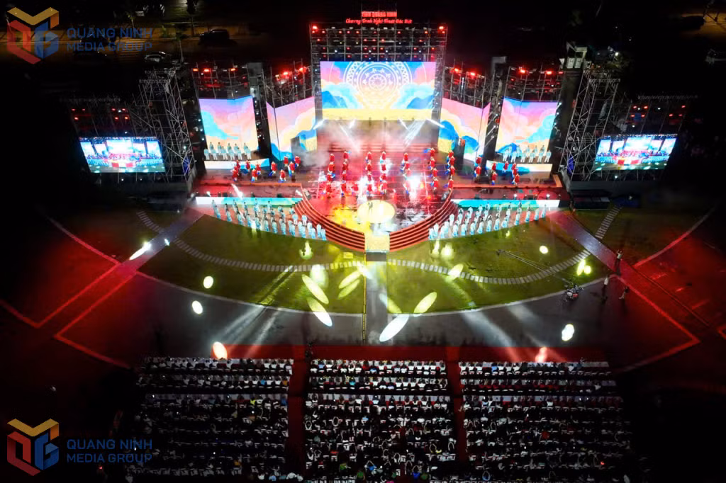 Chương trình nghệ thuật được dàn dựng công phu, mang đến cho khán giả một bữa tiệc mãn nhãn.
