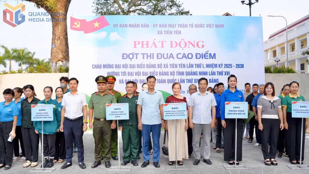 Các đồng chí lãnh đạo xã và cán bộ, công chức, viên chức, đoàn viên, hội viên, nhân dân tham gia buổi lễ phát động đợt thi đua cao điểm chào mừng Đại hội Đảng bộ các cấp nhiệm kỳ 2025 - 2030.