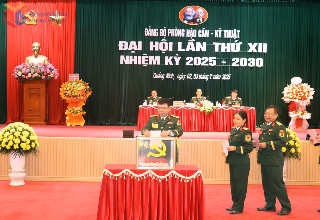 Các đại biểu bỏ phiếu bầu Ban chấp hành Đảng bộ Phòng Hậu cần-kỹ thuật, nhiệm kỳ 2025-2030.