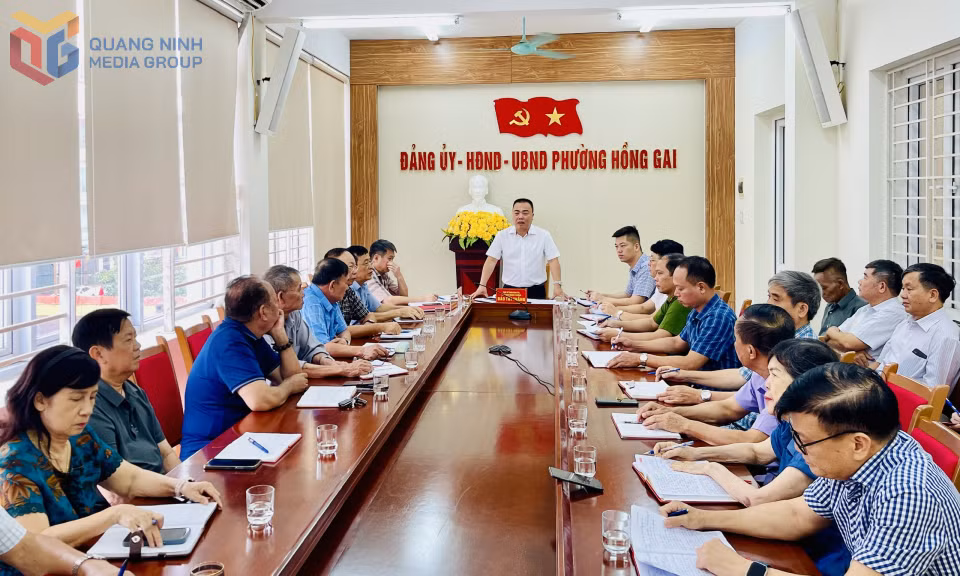 Chủ tịch UBND phường Hồng Gai làm việc trực tiếp với Bí thư chi bộ, Trưởng khu phố, Trưởng ban công tác mặt trận tại các khu dân cư để nắm bắt những vấn đề phát sinh tại cơ sở. Ảnh: Hoàng Nga