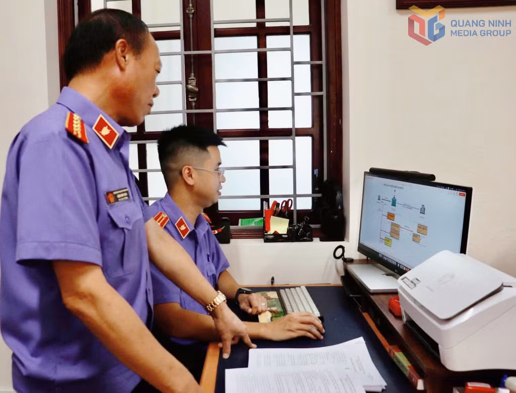 Lãnh đạo Viện KSND tỉnh kiểm tra việc ứng dụng công nghệ số vào các hoạt động nghiệp vụ của đơn vị.