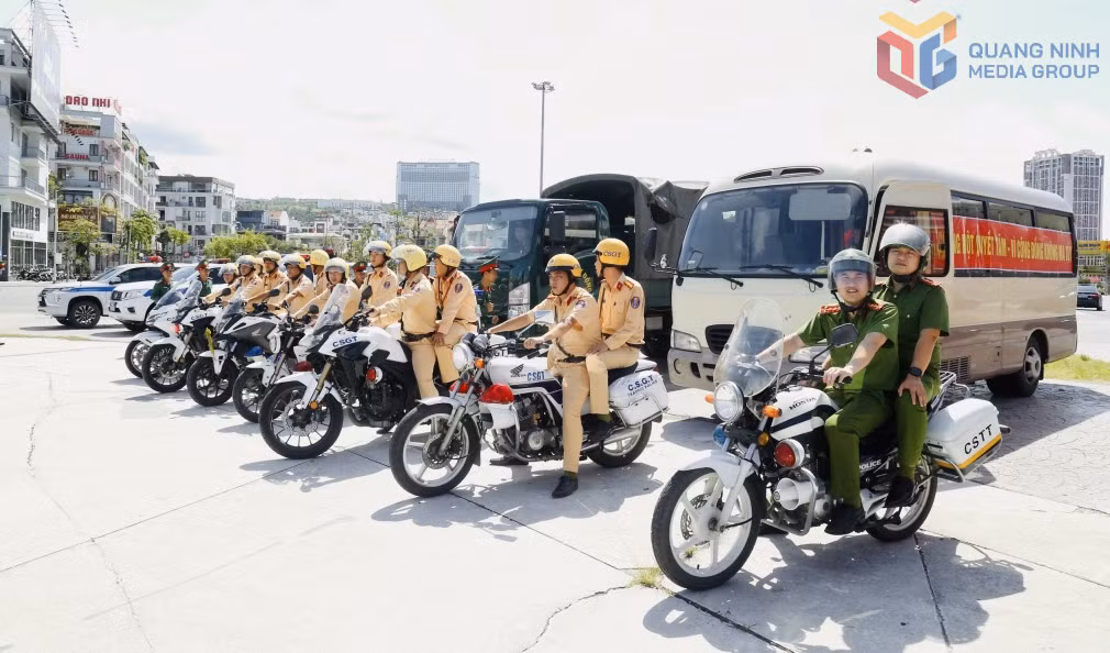 Các lực lượng tham gia tuần hành tại Lễ mít tinh hưởng ứng "Tháng hành động phòng, chống ma túy" năm 2025. Ảnh: Thu Chung