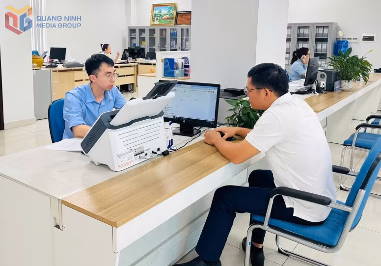Cán bộ Trung tâm Phục vụ Hành chính công tỉnh hướng dẫn người dân sử dụng ví điện tử. Ảnh: Cao Quỳnh