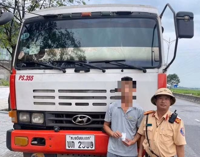 Tài xế Đ dương tính với ma túy khi điều khiển xe đầu kéo lưu thông trên Quốc lộ 1. Ảnh: Công an Hà Tĩnh.