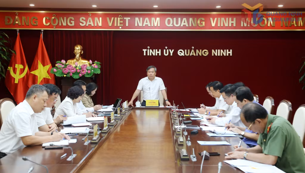 Đồng chí Vũ Đại Thắng, Ủy viên Trung ương Đảng, Bí thư Tỉnh ủy, Trưởng Đoàn ĐBQH tỉnh, Trưởng Ban Chỉ đạo, phát biểu chỉ đạo tại phiên họp.