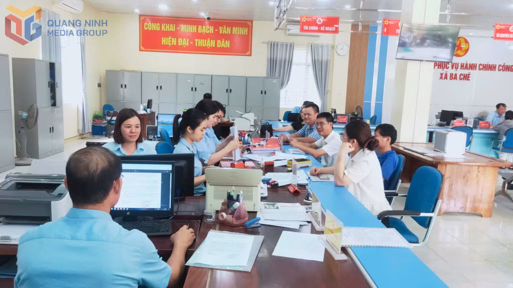Trung tâm Phục cụ hành chính công xã Ba Chẽ triển khai công tác giải quyết thủ tục hành chính cho tổ chức, doanh nghiệp, người dân.