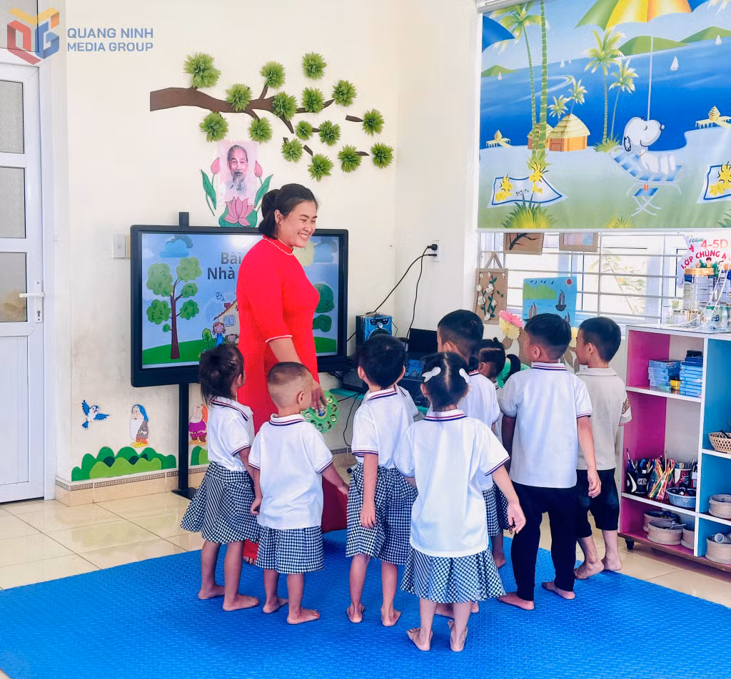 Cô giáo Đào Thị Duyên giảng dạy cho trẻ tại trường Mầm non Mông Dương.