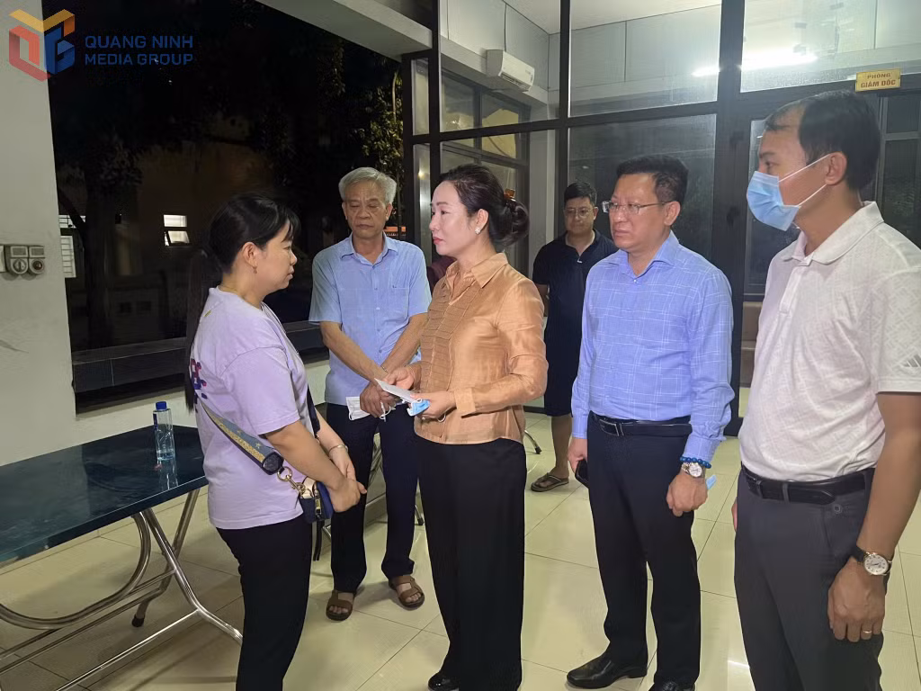 Lãnh đạo tỉnh thăm hỏi, trao hỗ trợ cho gia đình nạn nhân. 