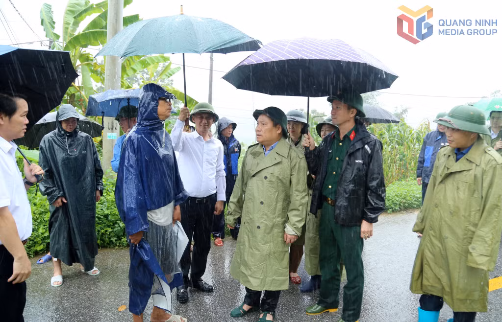 Đồng chí Bí thư Tỉnh ủy kiểm tra một số điểm có nguy cơ sạt lở trên địa bàn xã Hoành Mô.