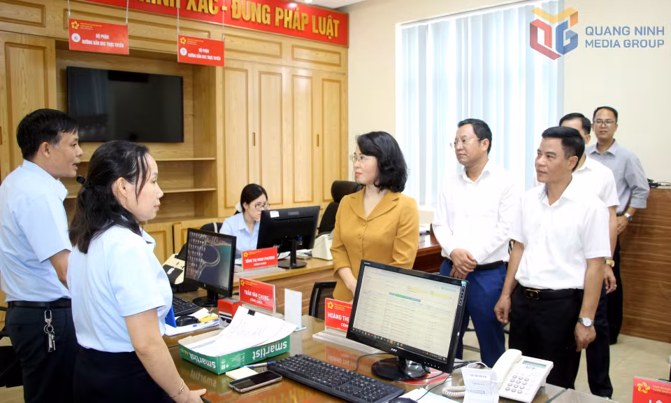 Đồng chí Trịnh Thị Minh Thanh, Phó Bí thư Thường trực Tỉnh ủy, Chủ tịch HĐND tỉnh, trao đổi với công chức giải quyết TTHC cho công dân tại Trung tâm Phục vụ HCC phường Quang Hanh.