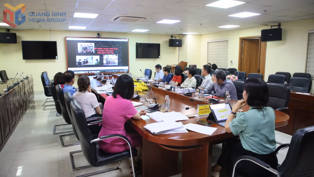 Các thành viên Hội đồng Giám khảo trực tiếp xem xét, đánh giá một số tác phẩm.